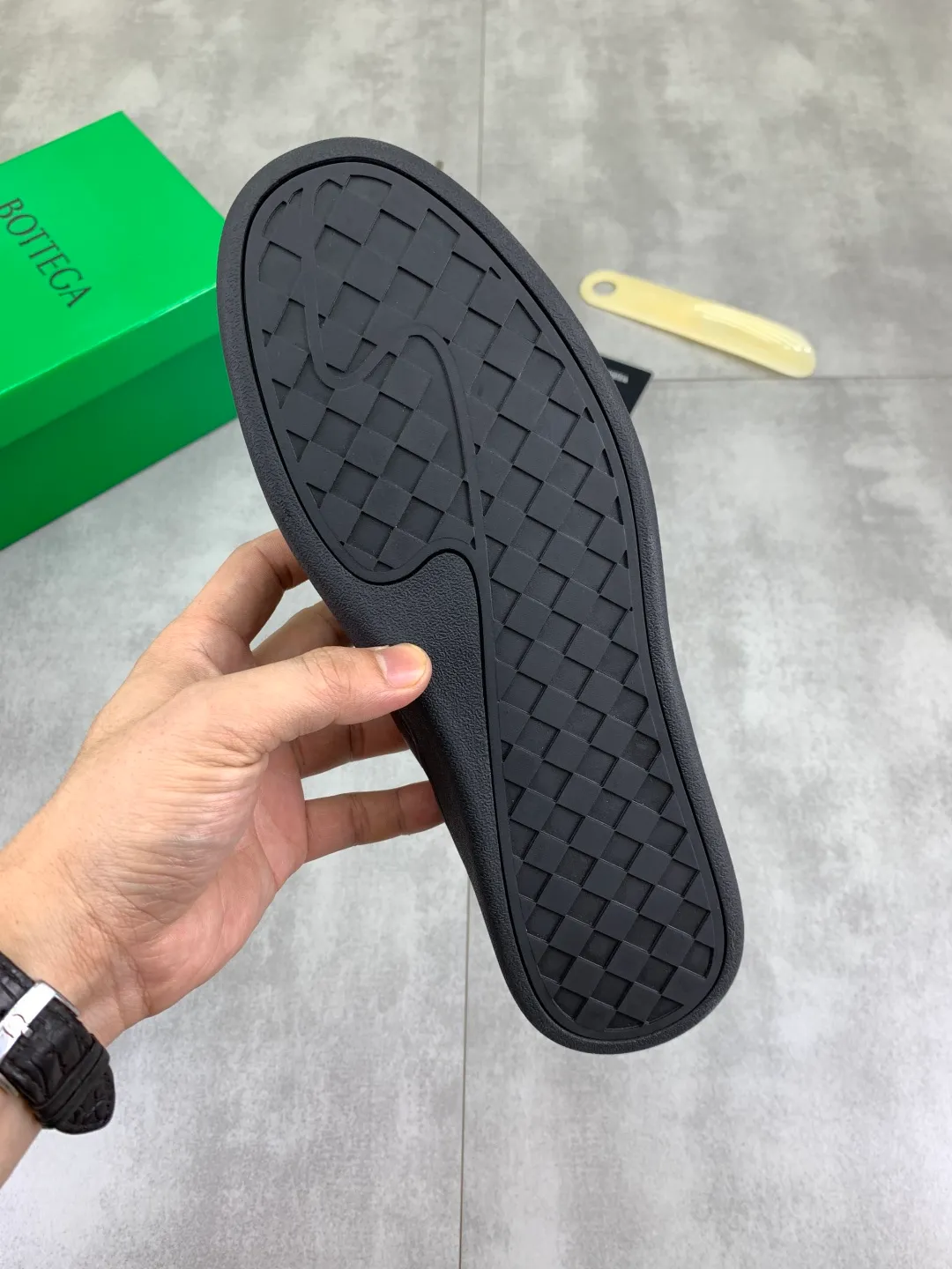 Men's shoes 💰P520 [New model] Water-dyed cow leather 💰High-quality business casual shoes 💎💎💎 BOTTEGA VENETA official website synchronizes the latest top version of BV in the market, accepts material comparison, shoe type comparison, process comparison, practical and textured, versatile and suitable for any occasion, the more you look at it, the more flavorful it becomes. Pure hand-woven craftsmanship - Upper material, hand-woven calfskin imported from Italy 🇮🇹 - High-quality water-dyed cowhide lining - Original private model customized outsole -Size: 39-45 Color: black or brown optional